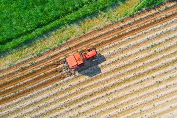 vista aerea de tractor arando